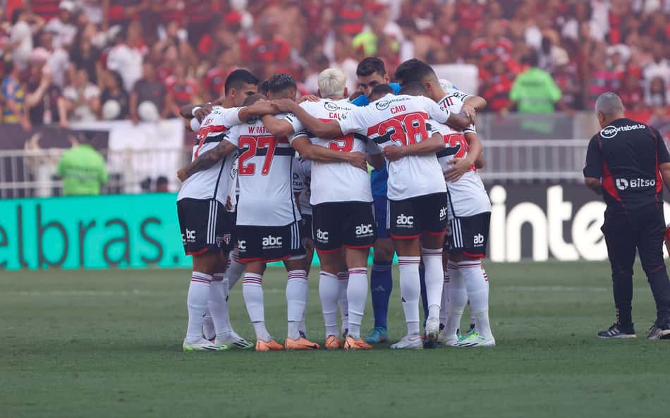 Jogador do São Paulo rebate crítica de torcedor: 'Estou saindo com a sua irmã'