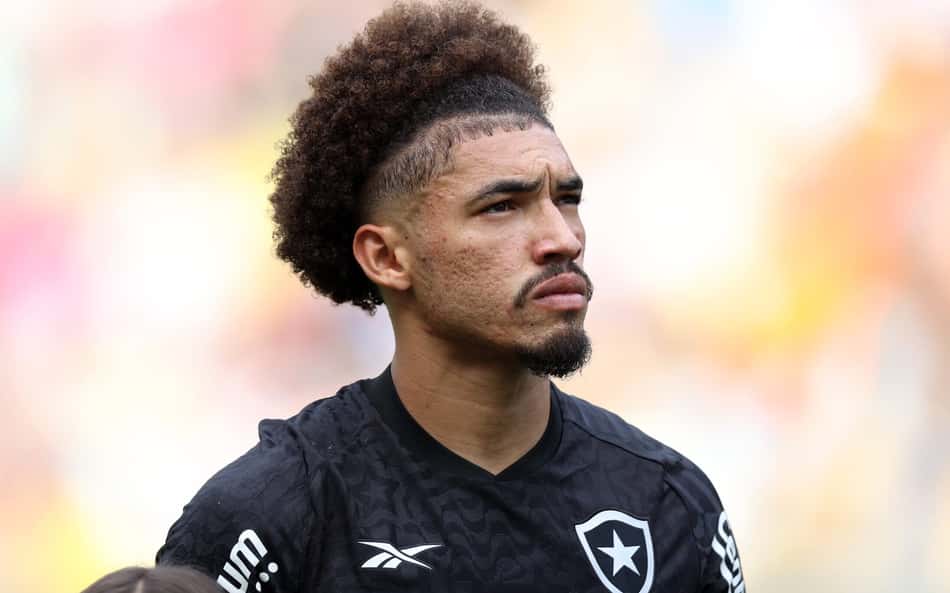 Monitorado por Diniz, Adryelson é destaque do Botafogo na vitória contra o Fluminense