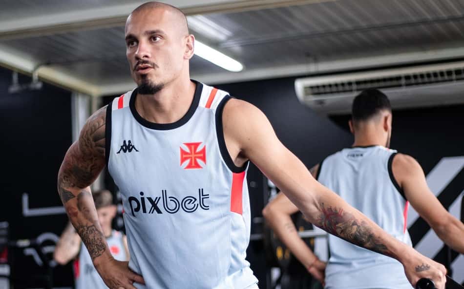 Maicon ressalta luta pela titularidade no Vasco: 'Mostrei que tenho condições'