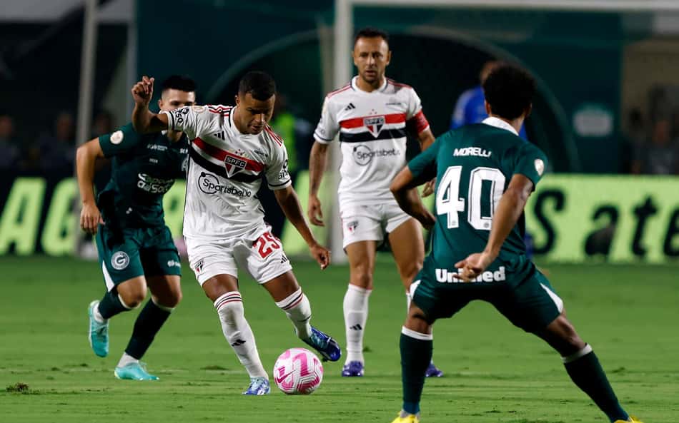 Sob gritos de 'olé', São Paulo perde para o Goiás e segue sem vencer fora de casa no Brasileirão