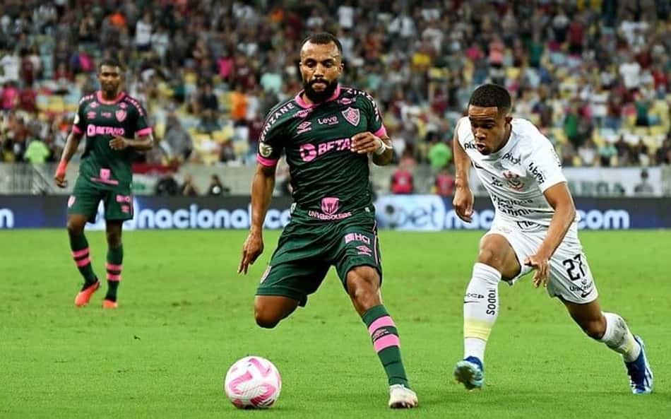 Fluminense x Corinthians: Comentarista de arbitragem diz que inverteria pênalti marcado