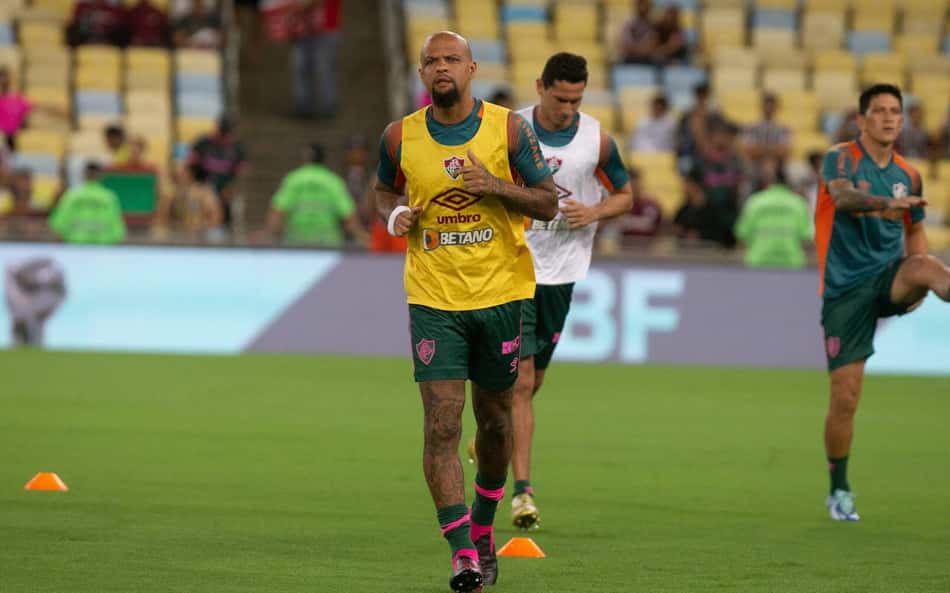 Árbitro de Fluminense x Corinthians relata ofensa de Felipe Melo em expulsão: 'Sem vergonha, safado'