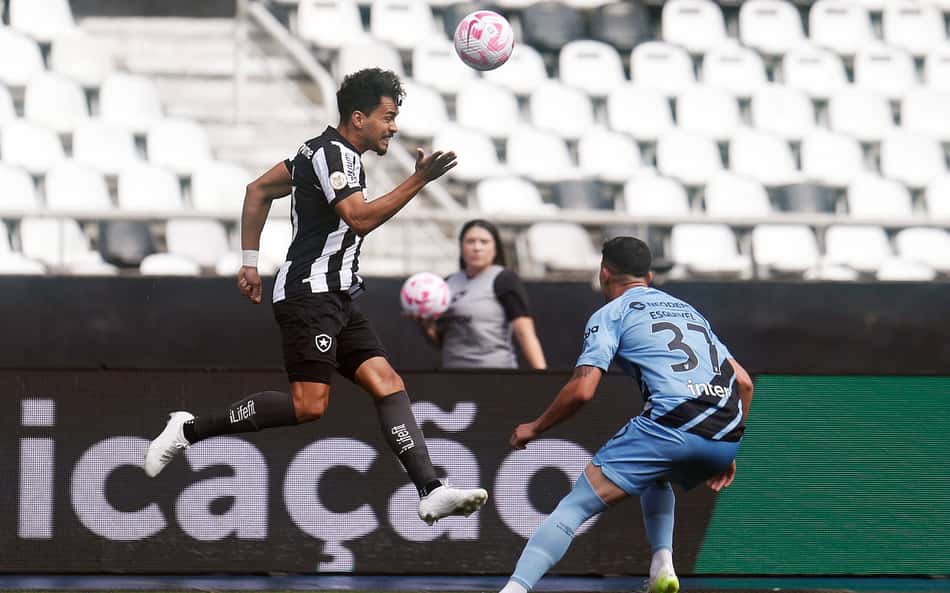 Após apagão no sábado, Botafogo empata com Athletico-PR com portões fechados