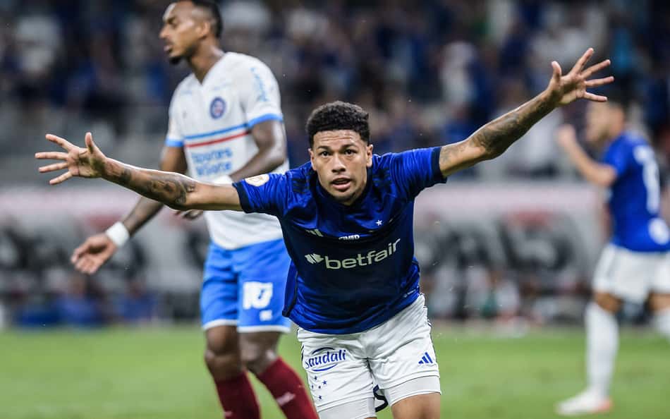 Cruzeiro volta a vencer em casa, faz três contra o Bahia e respira na disputa contra o rebaixamento