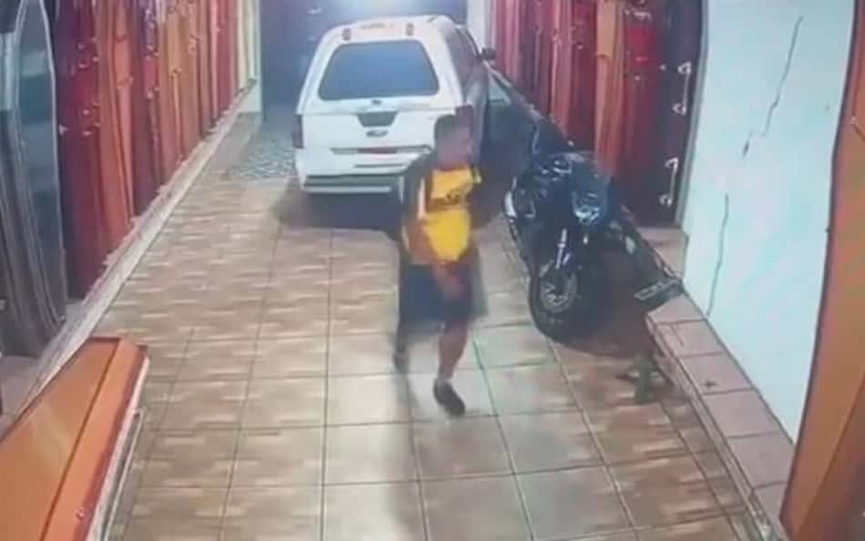 VÍDEO: membros de torcida organizada brigam dentro de funerária no Recife