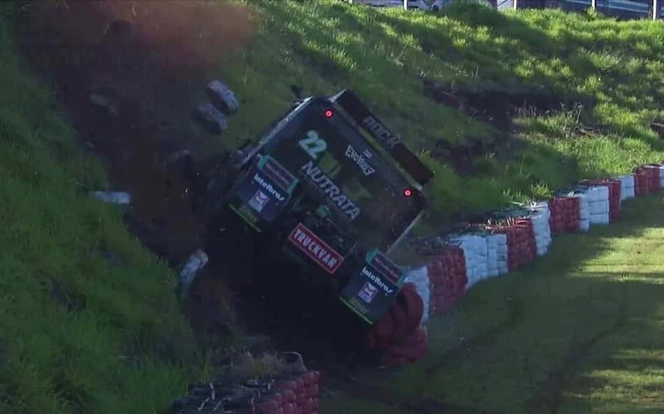 VÍDEO: Caio Castro sofre forte acidente, mas escapa ileso na Copa Truck