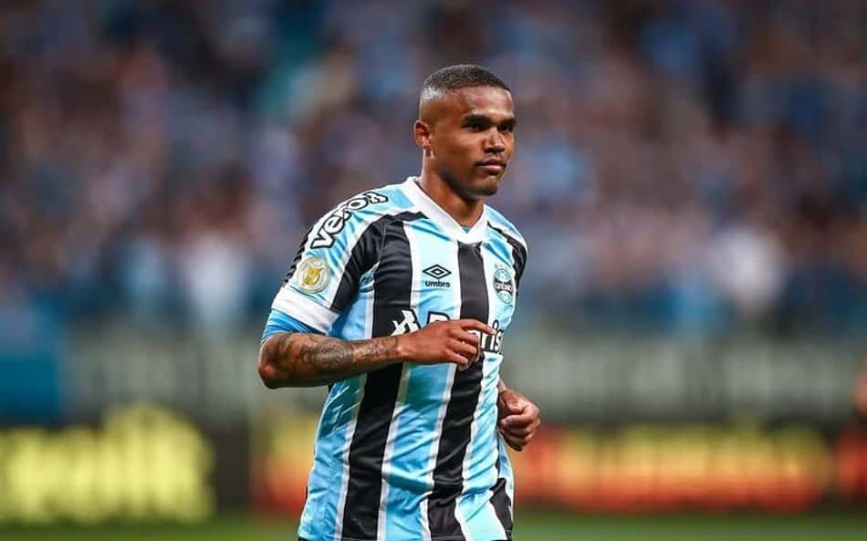 Empresário de Douglas Costa diz que Grêmio segue sem pagar dívida com o jogador