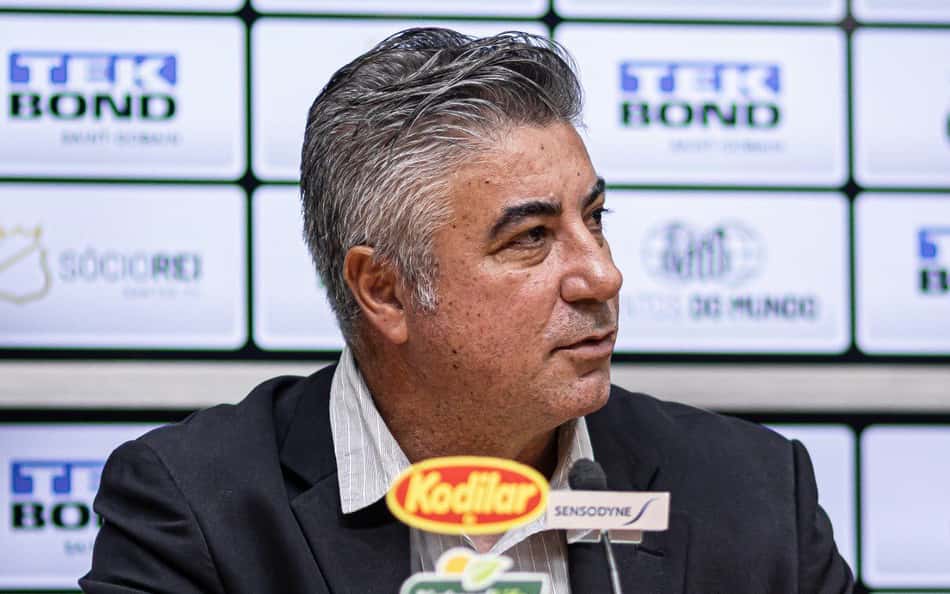 Alexandre Gallo 'bate na mesa', e Santos tomará providência na CBF sobre arbitragem