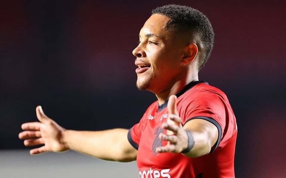 Athletico-PR aceita liberar Vitor Roque ao Barcelona antes do previsto