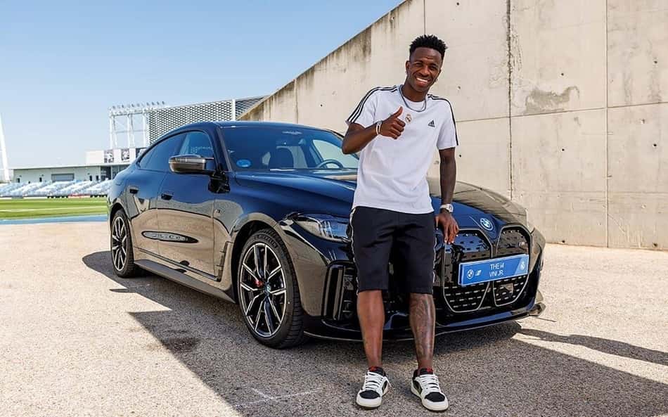 Jogadores do Real Madrid recebem carros de patrocinadora; Vini Jr escolhe modelo mais modesto