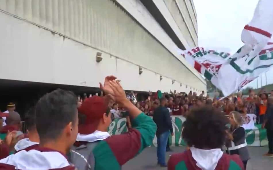 Fluminense_CopaLibertadores_semifinal_desembarque_RioDeJaneiro_01-aspect-ratio-512-320