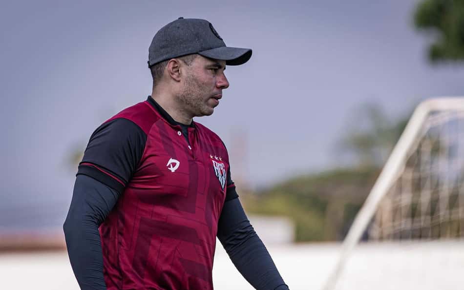 Em alta no Atlético-GO, Jair Ventura defende passagem pelo Santos e alfineta: 'Lugar difícil de trabalhar'