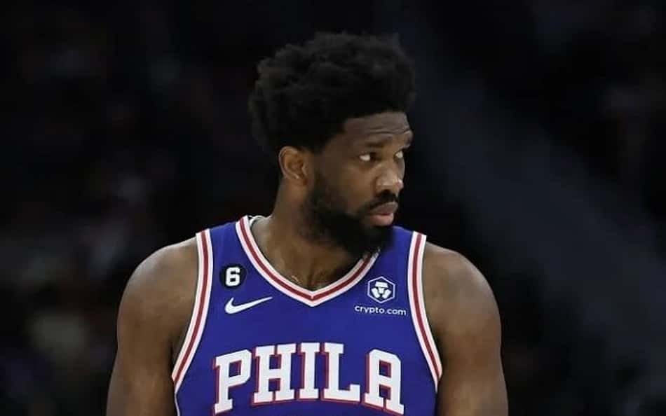 Embiid reage a Holiday no Celtics e 'pressiona' Sixers