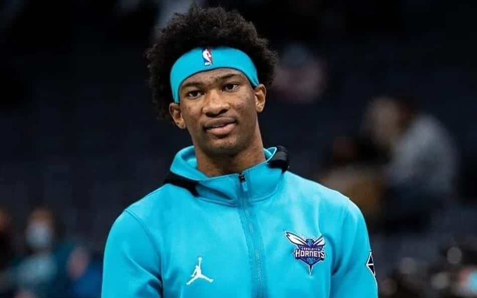 Após tumulto na offseason, Kai Jones pede troca no Hornets