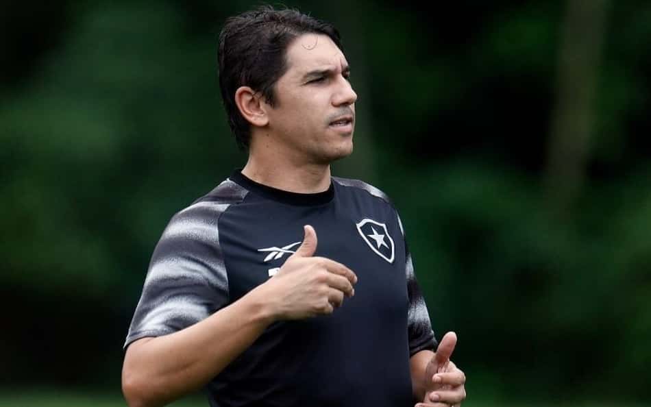 Lúcio Flávio deixa Botafogo em alerta contra 'armadilhas' causadas por sequência intensa da temporada