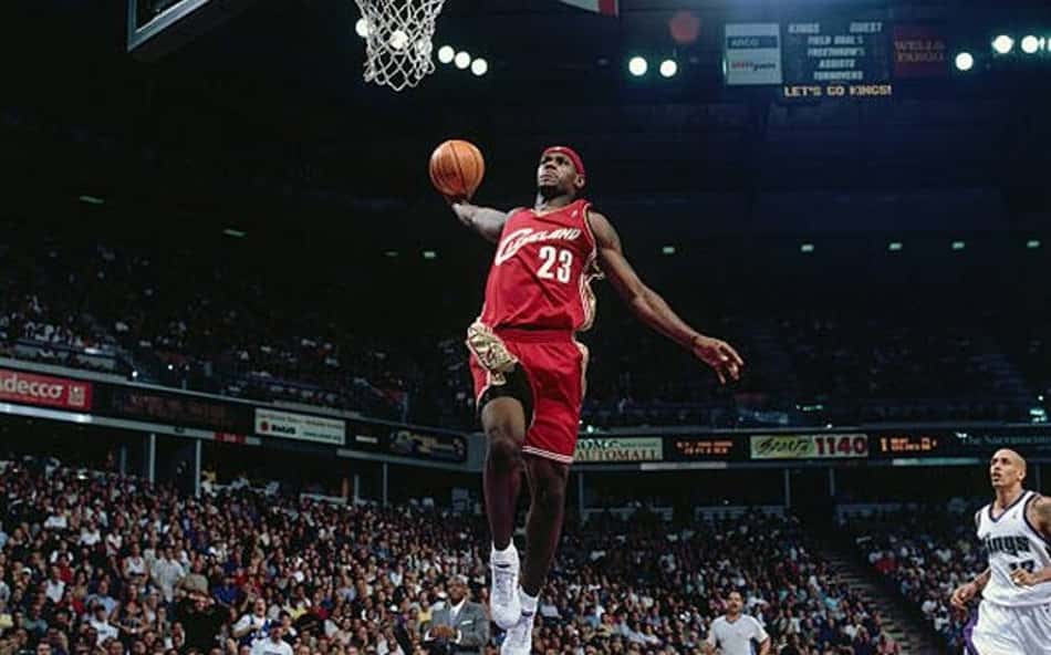 Há 20 anos, LeBron James fazia seu primeiro jogo na NBA
