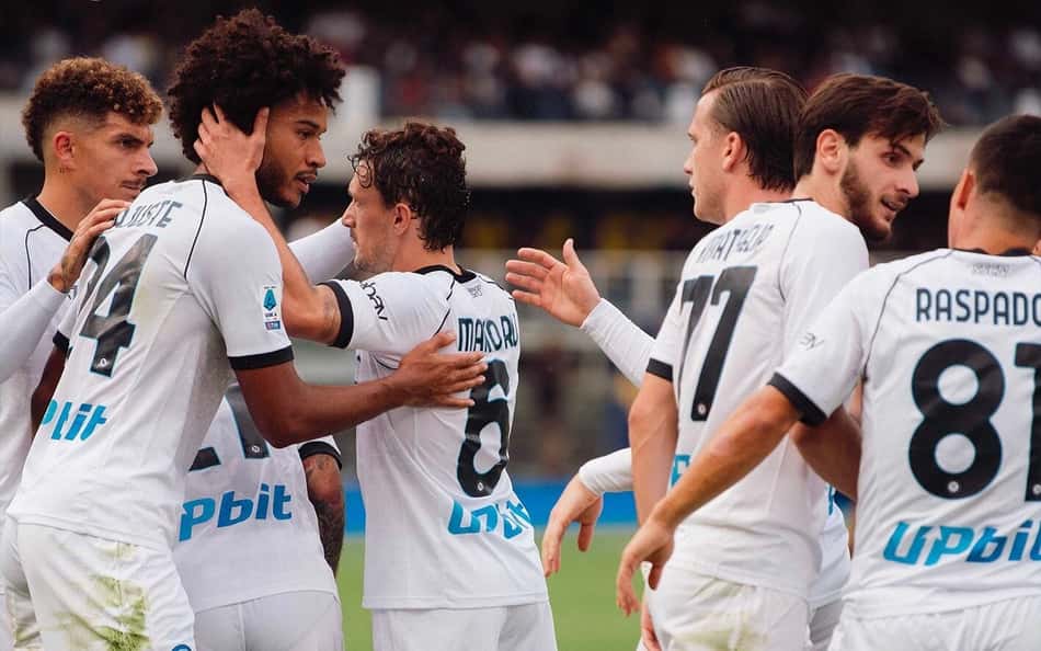 Kvaratskhelia marca dois, e Napoli vence Hellas Verona com tranquilidade pelo Campeonato Italiano
