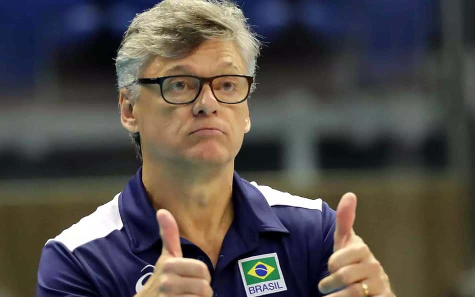 Técnico da Seleção Brasileira Masculina de Vôlei comenta virada sobre a Ucrânia: 'Foi muito bacana'