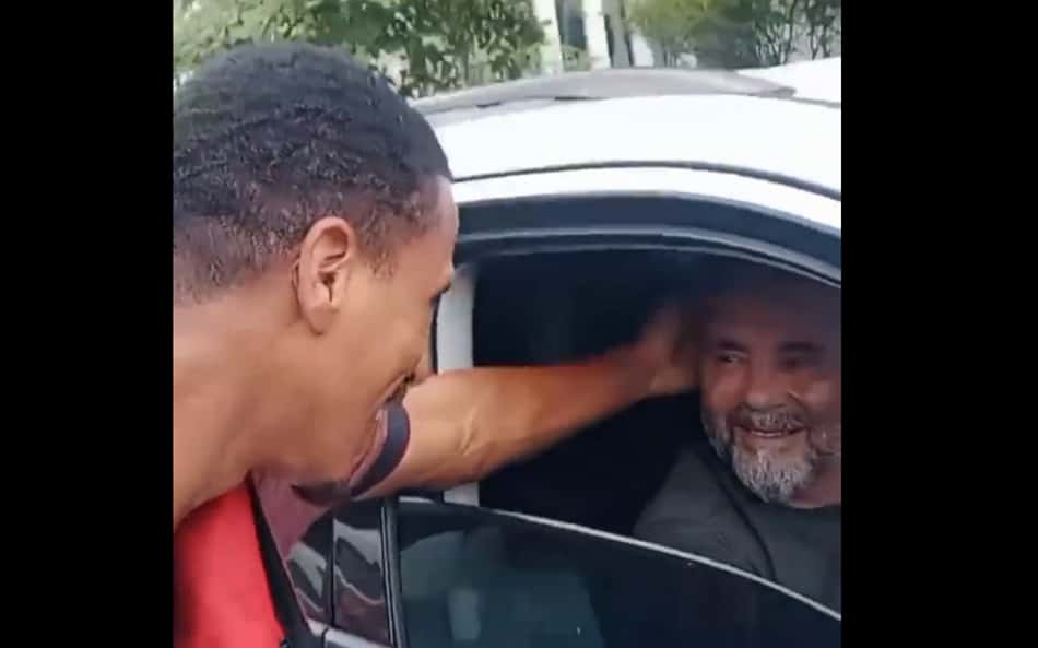 Torcedor do Flamengo 'beija careca' de Sampaoli e encontro viraliza na web