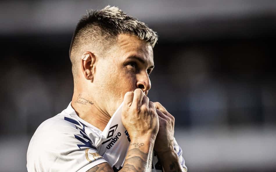 Pivô de polêmica contra o Vasco, Soteldo lamenta suspensão e celebra reação do Santos