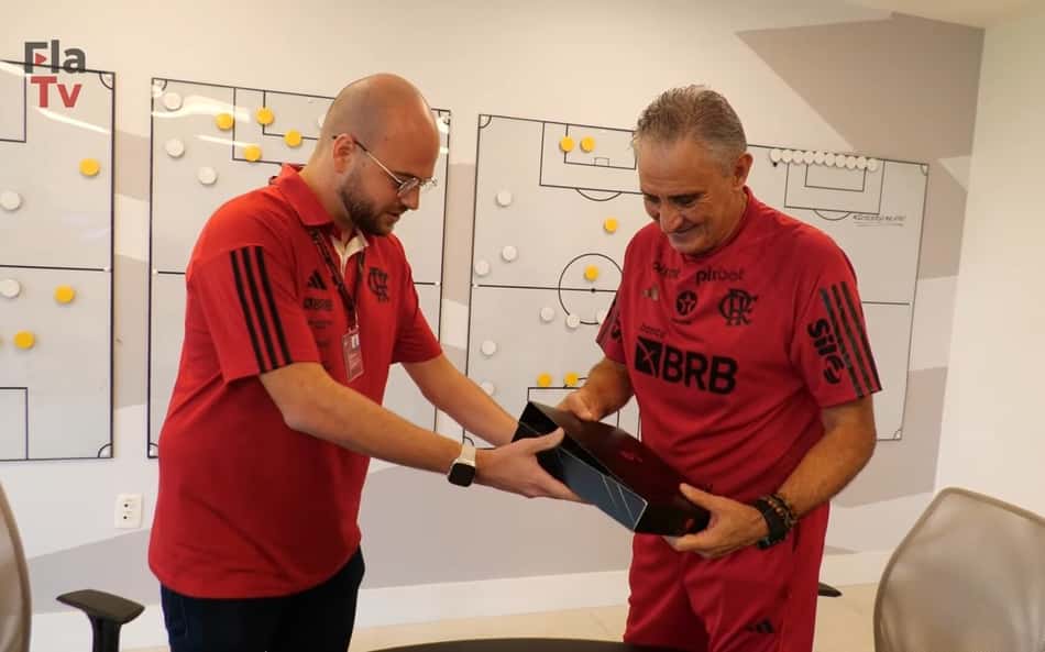 Tite recebe presente especial do Flamengo e se emociona; veja vídeo