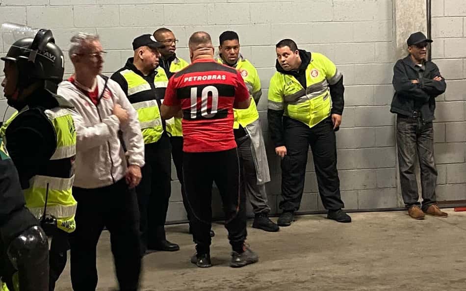 Torcedor do Flamengo vai ao Beira-Rio para apoiar Internacional contra o Fluminense, na Libertadores