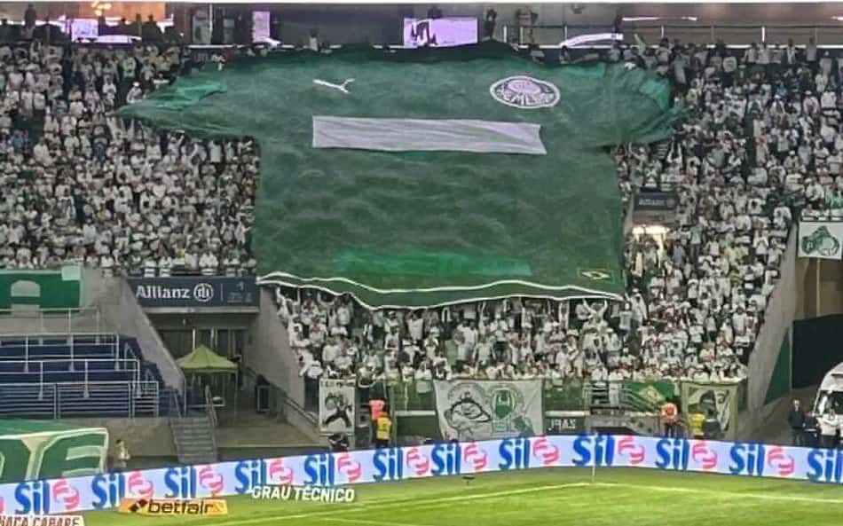 Torcida do Palmeiras estende camisa sem nome da patrocinadora em novo protesto contra Leila Pereira