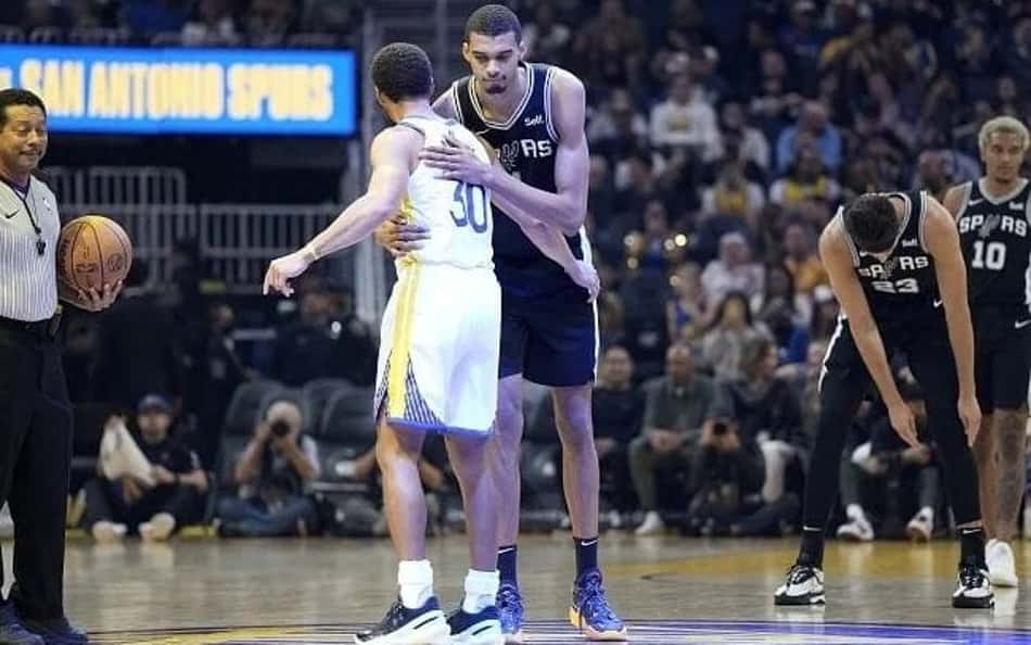 Victor Wembanyama e Stephen Curry disputam jogada e vídeo viraliza
