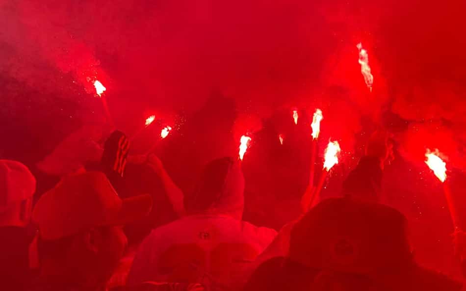 Festa 'Ruas de fogo' da torcida do Internacional vira 'febre' na web: 'Sabem como ninguém no Brasil'