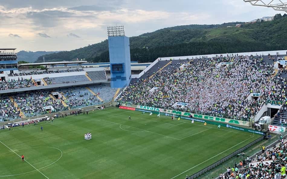 Torcida do Palmeiras protesta contra Leila Pereira e Barros: 'Pega o avião e vai pra casa do c*'