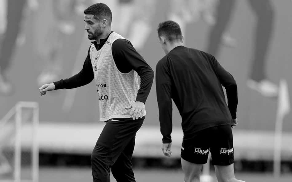 Renato Augusto treina com bola e não deve ser desfalque do Corinthians contra o Fluminense