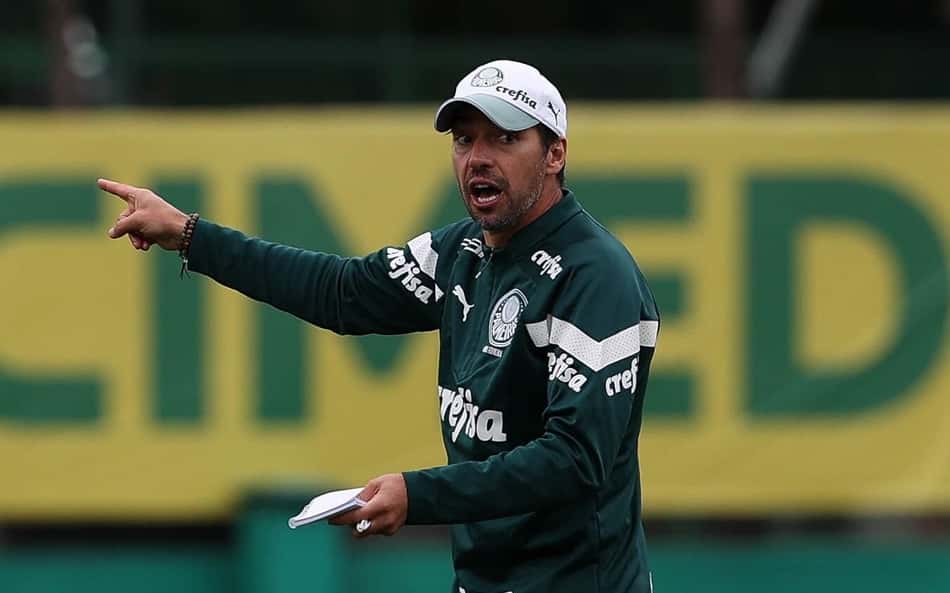 Entenda por que Abel Ferreira voltou a escalar o Palmeiras com três zagueiros
