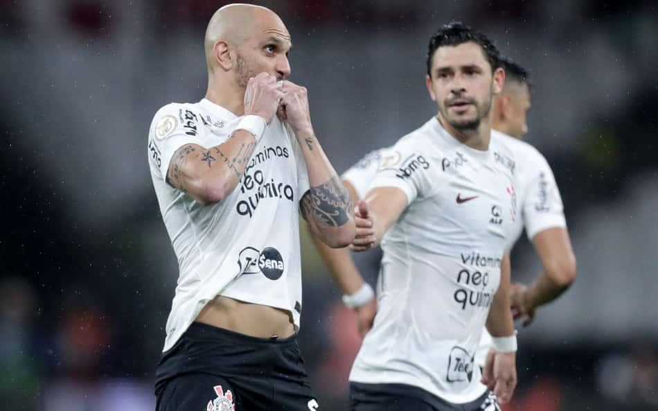 Perto da aposentadoria, Fábio Santos marca gol histórico pelo Corinthians