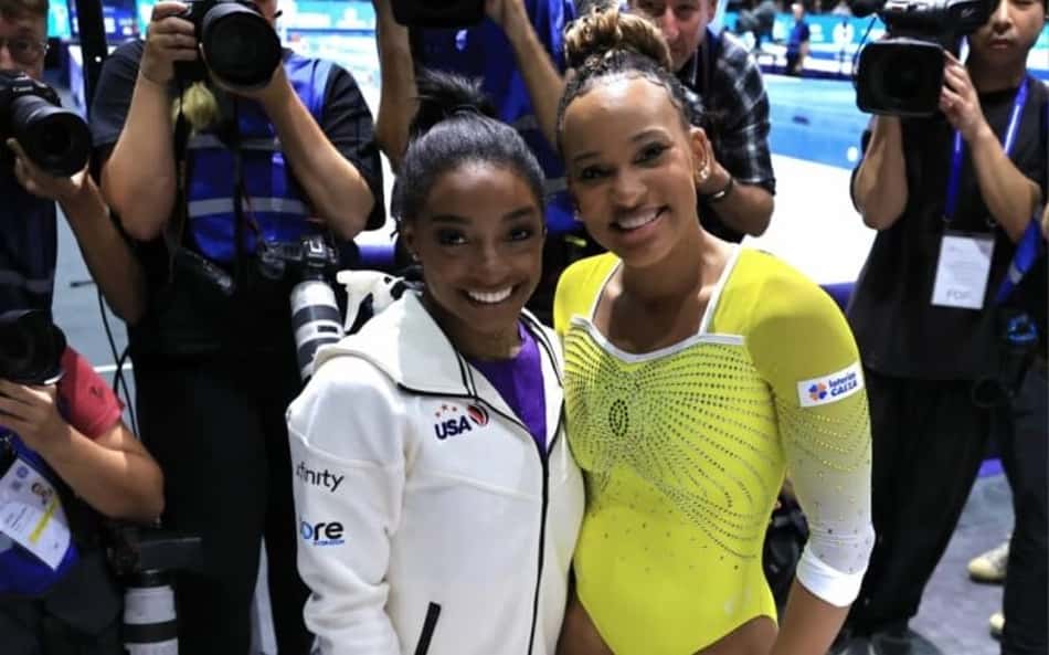 Rebeca Andrade e Simone Biles comemoram juntas bom desempenho no Mundial de Ginástica