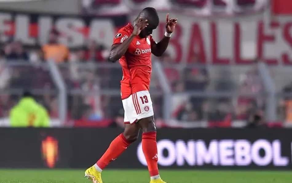 Valencia marca no Grenal após erros na Libertadores, e web brinca: 'Agora?'