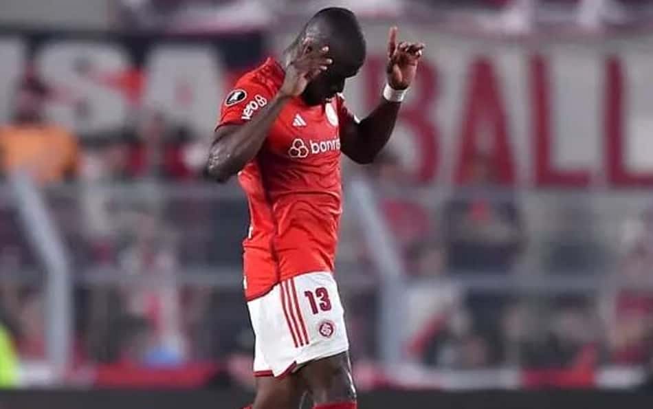 Enner Valencia 'brinca' de perder gols para o Internacional e se torna vilão na web; veja