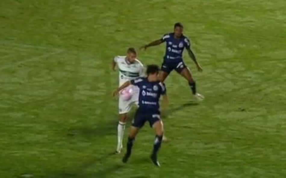 Santos x Coritiba: Comentarista de arbitragem explica regra e analisa pênalti marcado