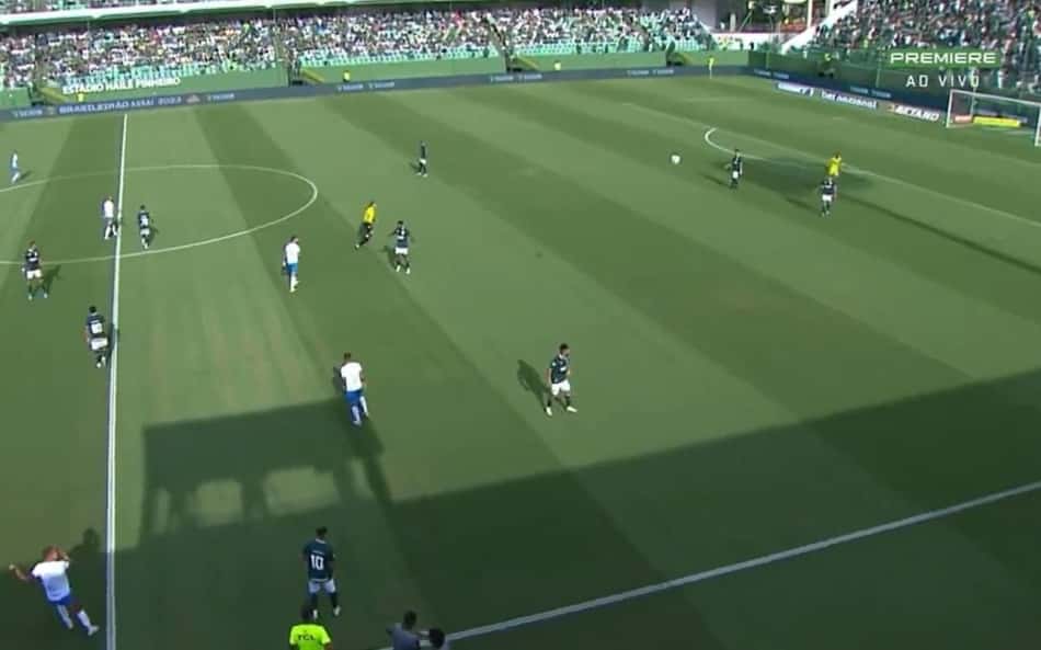 Goiás x Bahia: Gilberto marca golaço em 'apagão' de Tadeu, e lance viraliza na web
