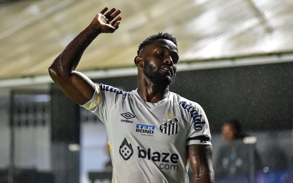 Mendoza discute com torcedor do Santos após 7 a 1: 'Cala a boca'
