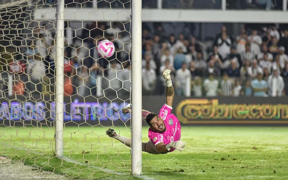 Santos não consegue manter defesa intacta há 15 jogos