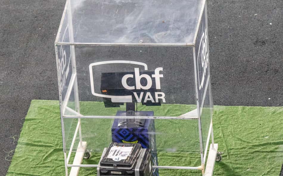 Primeiro tempo de Botafogo x Athletico-PR é marcado por quedas de luz e problemas no VAR