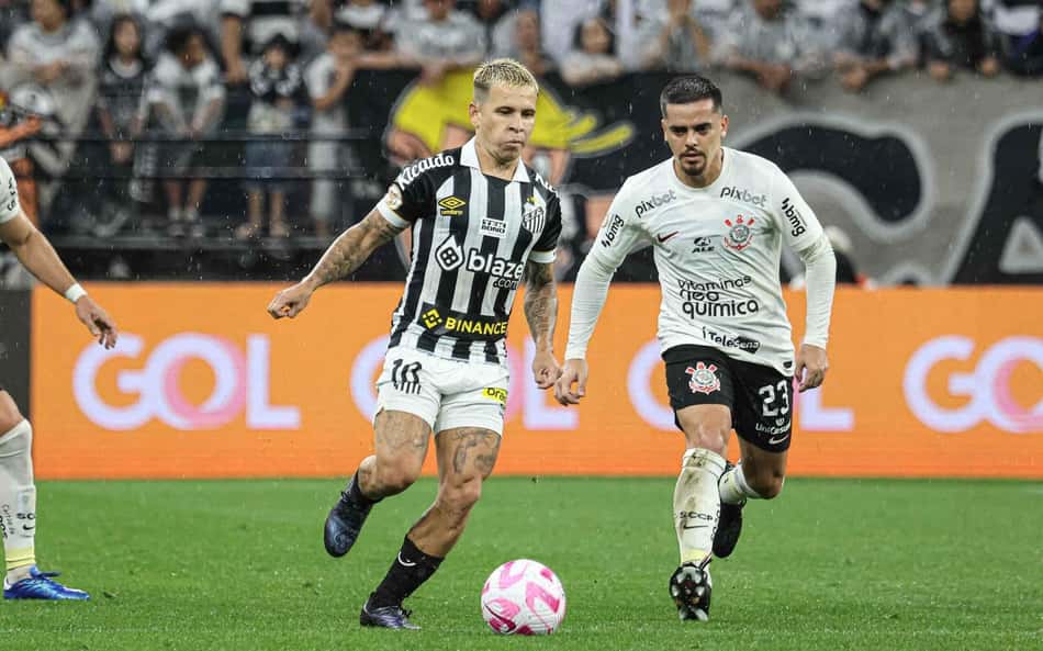 Com gol contra bizarro e pênalti no fim, Corinthians e Santos empatam pelo Brasileirão