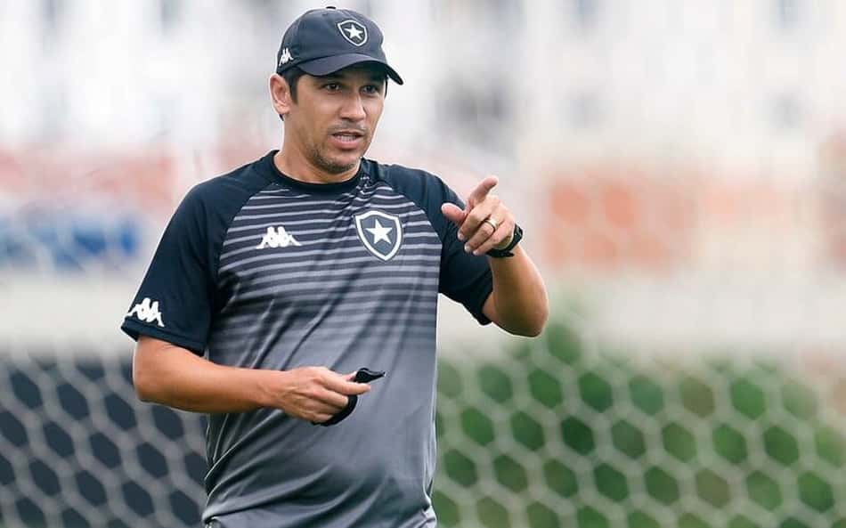 Novo interino do Botafogo, Lúcio Flávio fez cursos da CBF e foi aposta do clube como auxiliar