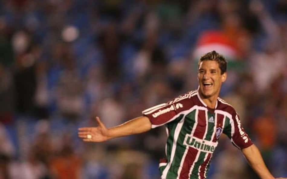 Destaque do Fluminense na Libertadores 2008, Thiago Neves muda de lado e vira 'força a mais' na torcida para final de 2023
