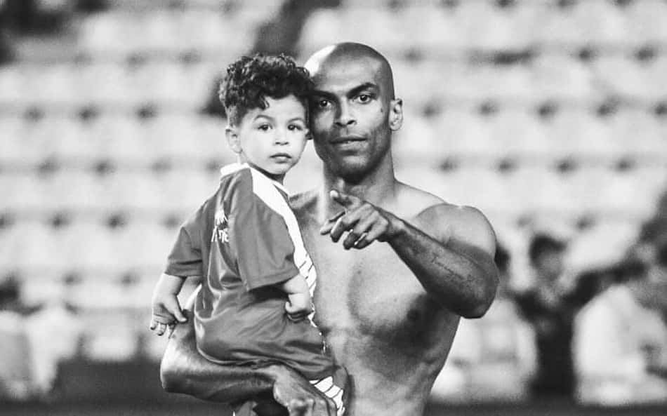 Filho de zagueiro brasileiro morre aos quatro anos após ficar 40 dias internado