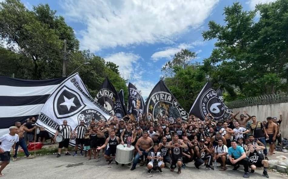 Torcedores do Botafogo vão ao CT apoiar a equipe na véspera do clássico diante do Fluminense, pelo Brasileirão