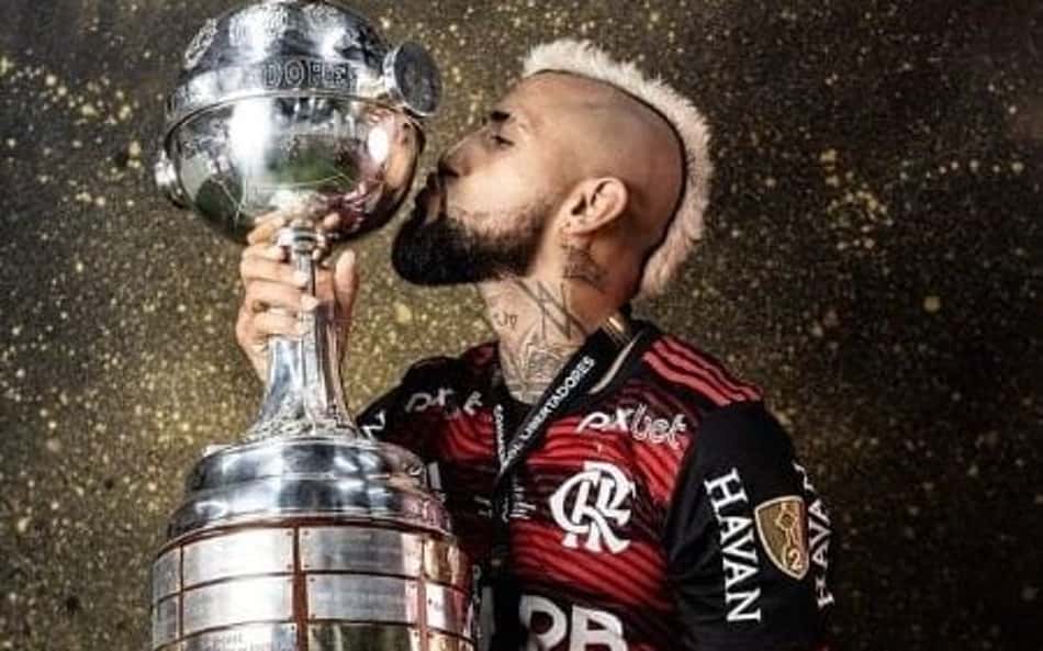 Vidal recorda título da Libertadores pelo Flamengo e irrita torcedores do Athletico