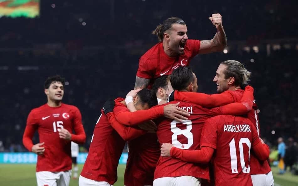 Alemanha sai na frente, mas sofre a virada para a Turquia em amistoso de cinco gols