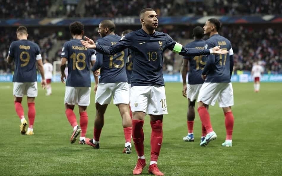 Com atuação espetacular, Mbappé marca hat-trick e alcança 300 gols na carreira