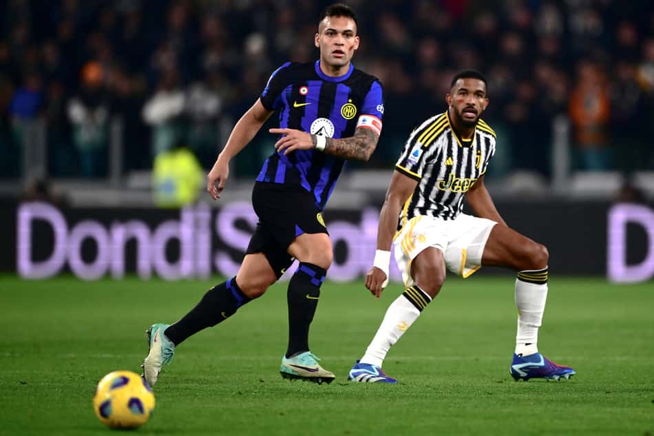 Jogos de hoje: Lautaro Martínez, da Inter de Milão, e Bremer, da Juventus, observam a bola durante partida da Serie A (Foto: Marco Bertorello/AFP)